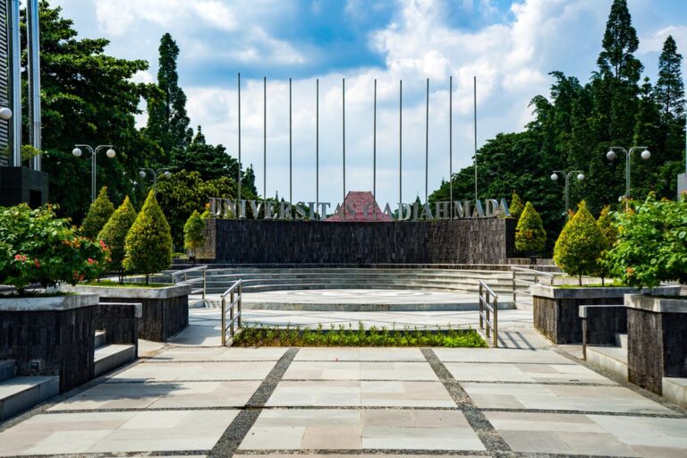 Taklukkan Ujian Masuk UGM dengan Strategi Cerdas dan Mental Juara, Wujudkan Mimpimu Kuliah di Kampus Impian!