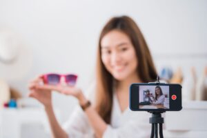Maksimalkan Strategi Digital Marketing: Review Produk oleh Blogger sebagai Cara Efektif Meningkatkan Kepercayaan dan Penjualan Online